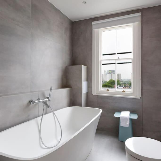 Stunning Views, Floor Flat * Londra