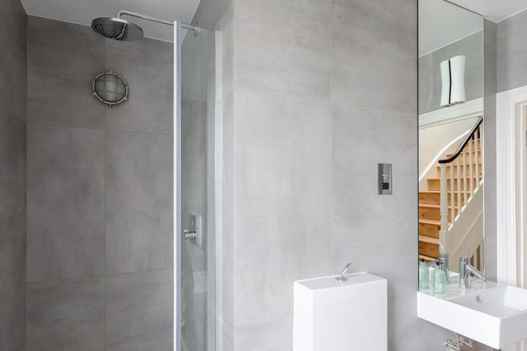 Stunning Views, Floor Flat Londra
