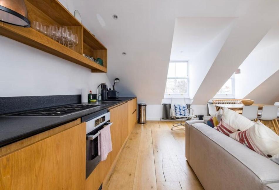 Stunning Views, Floor Flat Londra