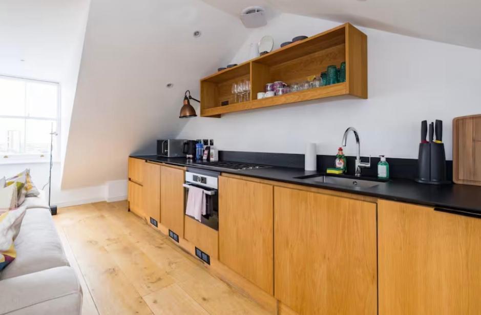 Stunning Views, Floor Flat Londra